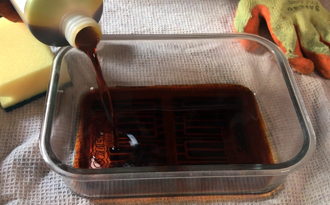 pico piano ferric chloride being pourd on copper plate